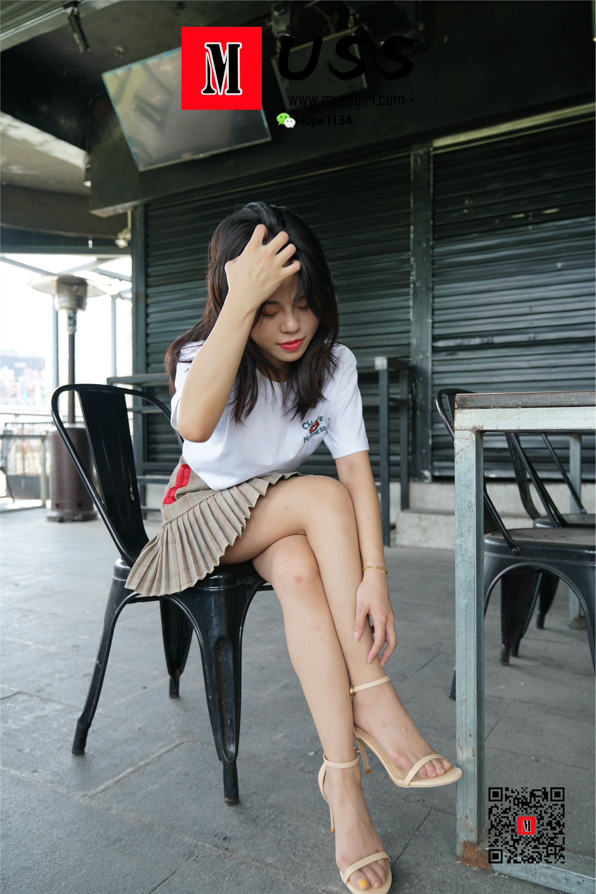 MussGirl慕丝女郎  NO.008 拍过模特的美足，那化妆师璐璐的呢？